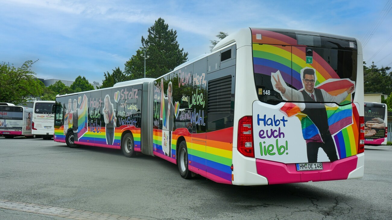 Lieb Doch Wen Du Willst Hoodie - Regenbogen LGBTQ Pride Pullover